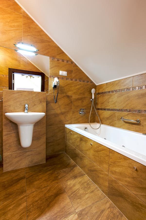 Hotel Roza Kamieniec Wroclawski Εξωτερικό φωτογραφία